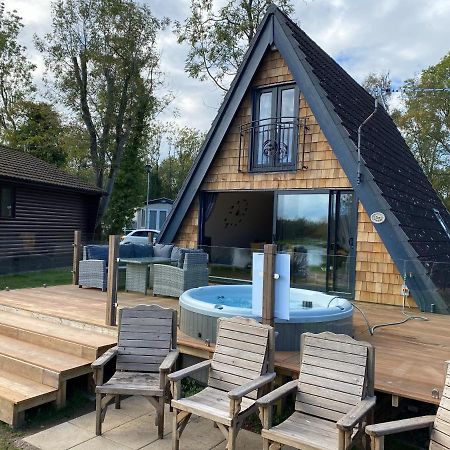 Widgeon Lakeside Cabin: Bespoke Retreat with Hot Tub and Private Fishing Tattershall Exterior photo