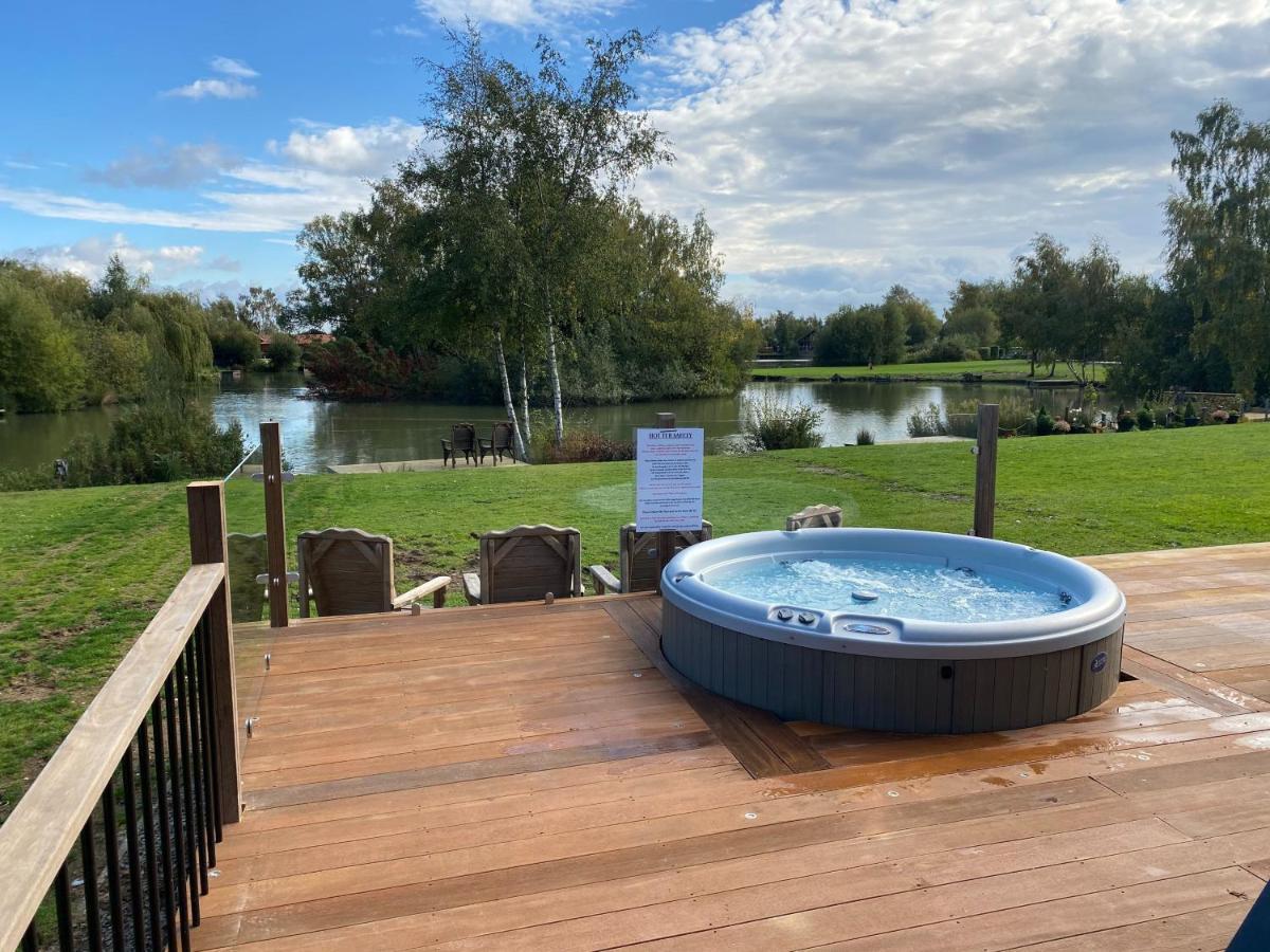 Widgeon Lakeside Cabin: Bespoke Retreat with Hot Tub and Private Fishing Tattershall Exterior photo