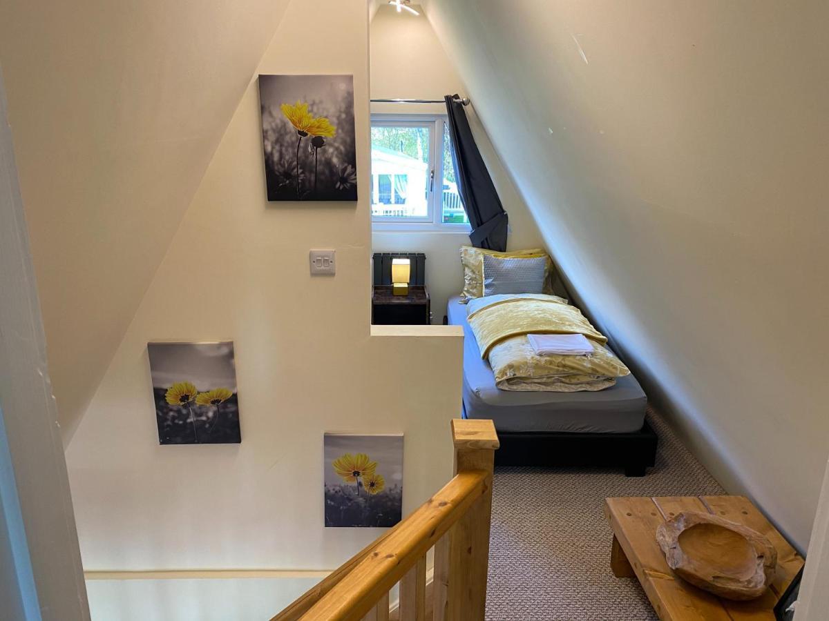 Widgeon Lakeside Cabin: Bespoke Retreat with Hot Tub and Private Fishing Tattershall Exterior photo